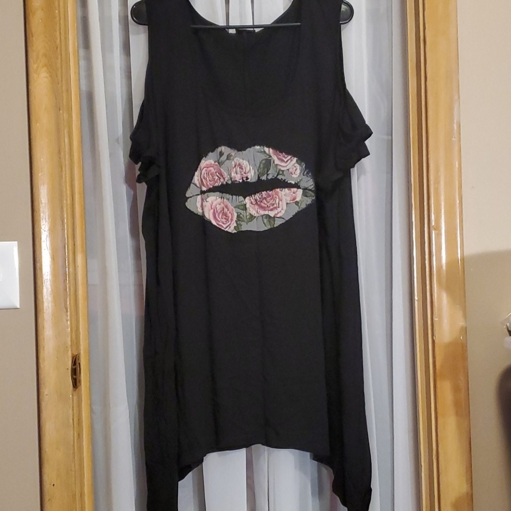 Torrid rose print lips kiss cold shoulder top 5